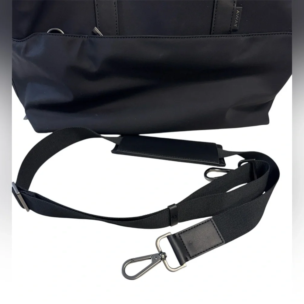 AWAY “The Everywhere Bag”in Black 20L